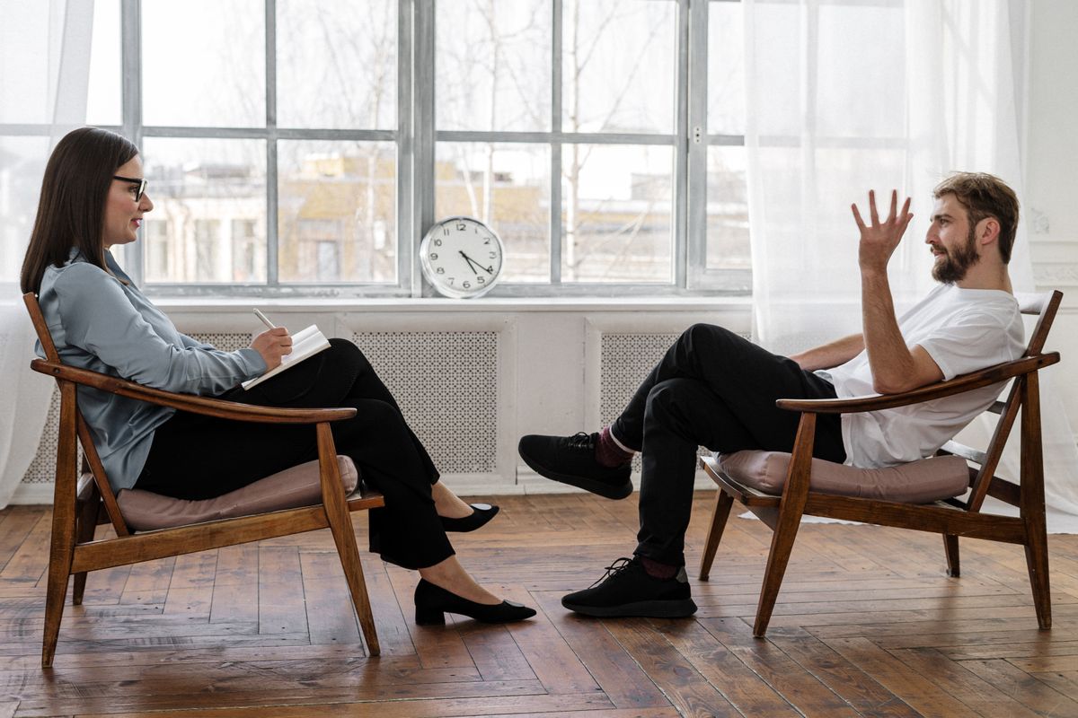 Fotografía ilustrativa de una conversación de apoyo psicológico sobre ansiedad